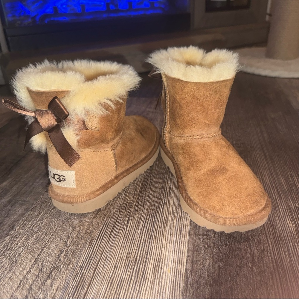 Bailey Bow low Tan Uggs